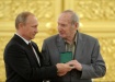 Путин вручил золотую медаль ветерану челябинского "Трактора" Путин вручил золотую медаль ветерану челябинского "Трактора"