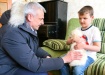 Глава Нижнего Тагила подарил щенка незрячему от рождения ребенку Глава Нижнего Тагила подарил щенка незрячему от рождения ребенку