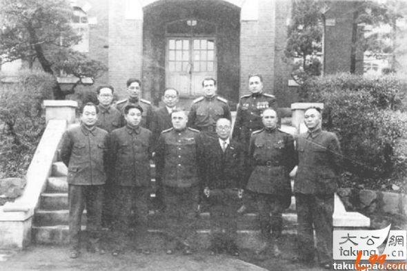 Ким Ир Сен (второй слева в первом ряду) в советской школе|Фото: blog.sina.com.cn/s/blog_4678c4190101dgb2.html