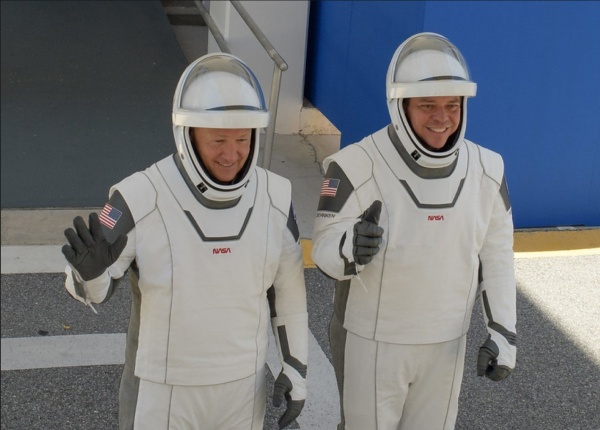 Астронавты NASA SpaceX Роберт Бенкен и Дуглас Херли перед стартом 27.05.20. (2020) | Фото: NASA/SpaceX