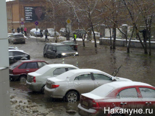 прорыв трубы водопровода Радищева-Добролюбова | Фото:Накануне.RU
