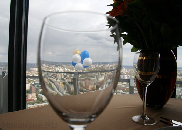 Высоцкий смотровая площадка ресторан кафе бокал воздушные шары 100е | Фото:Накануне.RU