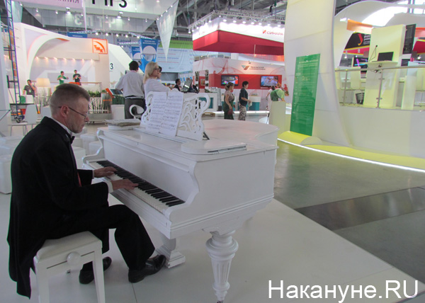 Иннопром 2012 пианист | Фото: Накануне.RU