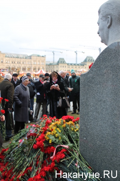 памятник Сталину, две гвоздики, акция | Фото: Накануне.RU