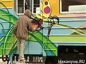 Райтеры раскрасили вагон электрички|Фото: Накануне.RU