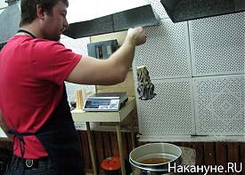 Уральская свечная фабрика Михаил Попов мастер свеча резная декоративная|Фото: Накануне.RU Уральская свечная фабрика Михаил Попов мастер свеча резная декоративная|Фото: Накануне.RU