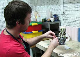 Уральская свечная фабрика Михаил Попов мастер свеча резная декоративная|Фото: Накануне.RU Уральская свечная фабрика Михаил Попов мастер свеча резная декоративная|Фото: Накануне.RU