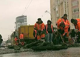 потоп, лужа, порыв трубы, провалился асфальт, рабочие|Фото: Накануне.RU