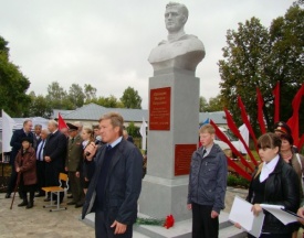 памятник дважды Герою Советского Союза Михаилу Одинцову|Фото: mrsk-ural.ru