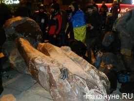 разрушили памятник Ленину в Киеве|Фото:Накануне.RU