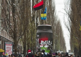 Флаг ОУН-УПА на месте снесенного нацистами с Евромайнада памятника Ленину в Киеве|Фото: