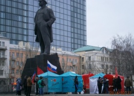 Донецк, российский флаг, памятник ленину|Фото: Накануне.RU