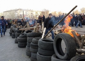 Донецк, ОГА, покрышки, баррикады|Фото: