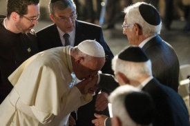 папа римский целует руку раввину|Фото:Associated Press