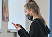 Студентка с телефоном (2021) | Фото: Накануне.RU