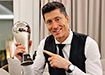 Роберт Левандовски с наградой лучшему футболисту мира в 2021 году по версии FIFA (2022) | Фото: инстаграм Роберта Левандовски  /  instagram.com/_rl9