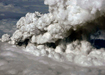 Облако пепла после извержения вулкана в районе ледника Эйяфьядлайокудль, Исландия|Фото: AP