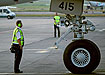 шасси колесо самолет аэропорт авиатехник осмотр ВПП Домодедово (2010) | Фото: Накануне.RU