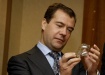 Дмитрий Медведев с лампочкой (2013) | Фото: