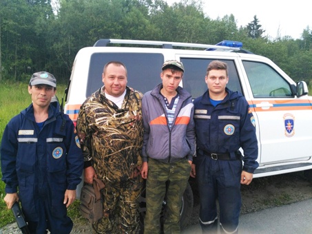 найденный подросток с отцом и спасателями на Таганае|Фото:поисково-спасательная служба Челябинской области