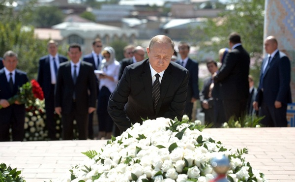 Владимир Путин возложение цветов к месту захоронения Ислама Каримова|Фото: пресс-служба президента РФ