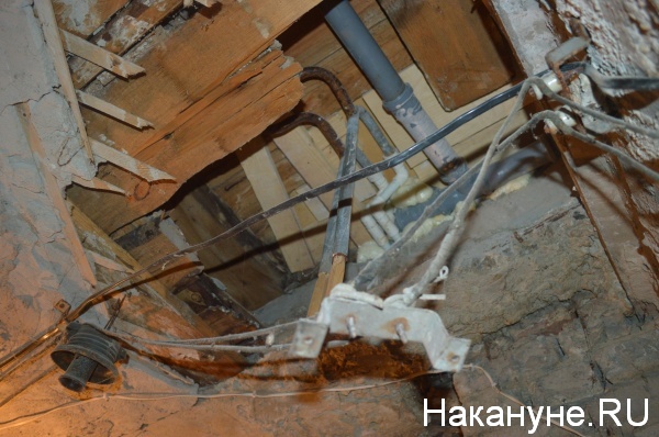 дыра в потолке подвала, через которую виден пол поликлиники|Фото:Накануне.RU