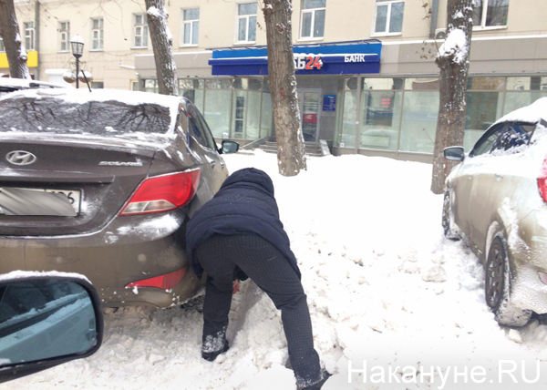 снег гололед Екатеринбург уборка снега машина машины|Фото: Накануне.RU