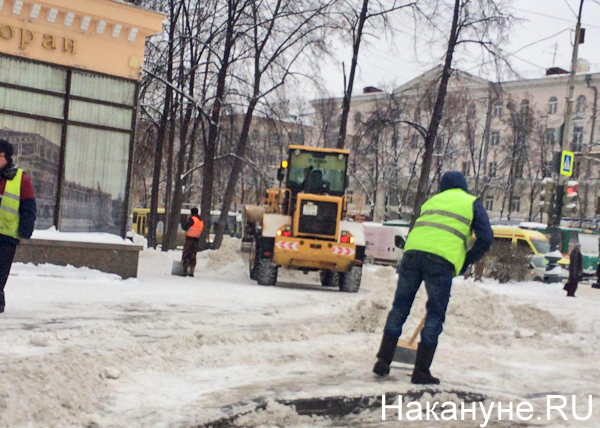 снег гололед Екатеринбург уборка снега машина машины трактор|Фото: Накануне.RU