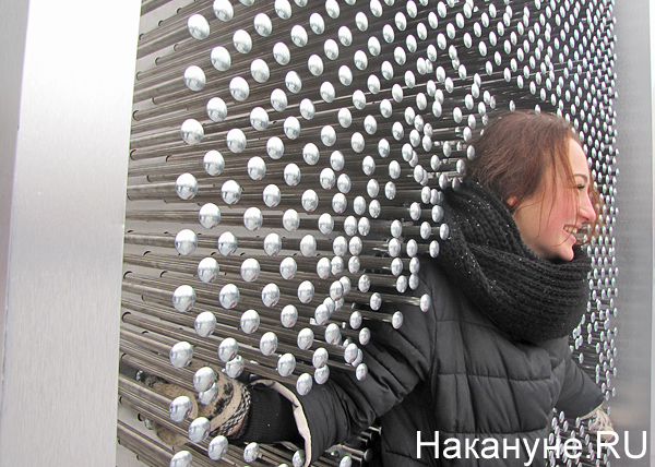 экспресс-скульптор Pin Art 3D, гигантский сканер настроения горожан, универмаг Пассаж, Екатеринбург|Фото: Накануне.RU