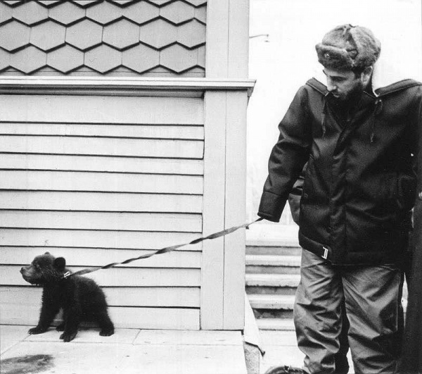 Байкальские рыбаки подарили Фиделю медвежонка, с которым он поехал дальше по пути своего "турне"|Фото: