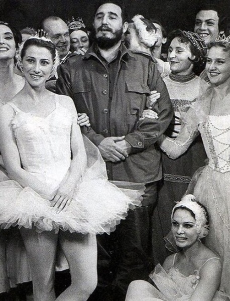 Фидель Кастро и Майя Плисецкая с труппой Большого театра, 1963 год.|Фото: