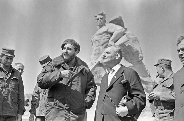 Фидель Кастро и скульптор Евгений Вучетич, автор мемориала героям Сталинградской битвы на Мамаевом кургане|Фото: