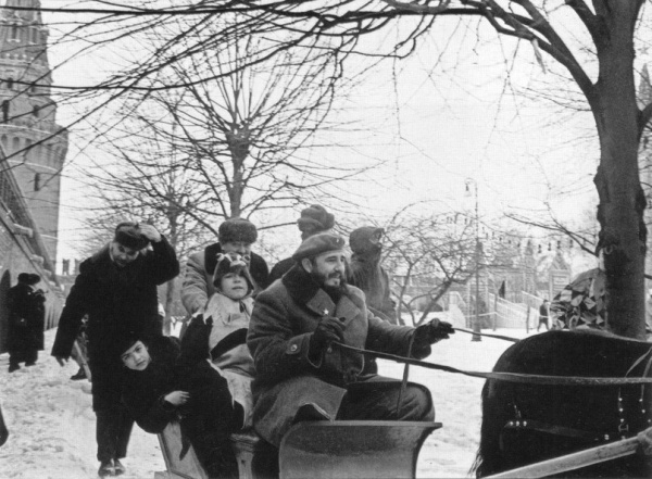 Фидель Кастро катает советских детей по улицам Москвы, СССР, 14 января 1964 года.|Фото: