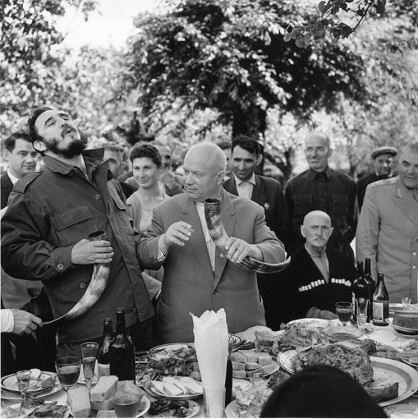 Произнося очередной тост и обращаясь к кубинскому лидеру, Хрущев сказал: "Вот видишь, Фидель, мы у себя строим социализм, а здесь, в Грузии, он уже давно построен" — вспоминали потом присутствующие на застолье.|Фото: