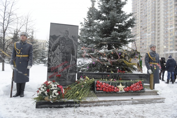 памятник погибшим, бессмертный батальон, караул, солдат|Фото:пресс-служба Транснефть-Сибирь