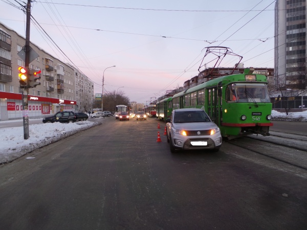 Старых Большевиков иномарка трамвай ДТП Екатеринбург|Фото: ГИБДД Екатеринбурга