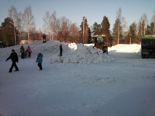 трактор снос ледовый городок дети|Фото: прокуратура Свердловской области