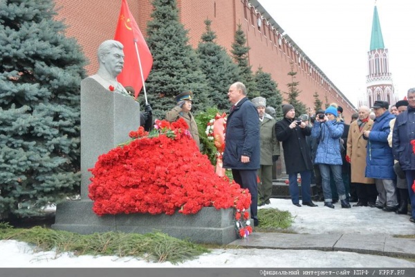 возложение цветов к могиле Сталина|Фото: КПРФ