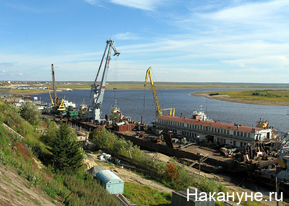 салехард речной порт кран 100с | Фото: Накануне.ru