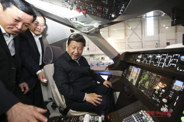 Председатель Си осматривает кабину С919|Фото: www.qnsb.com