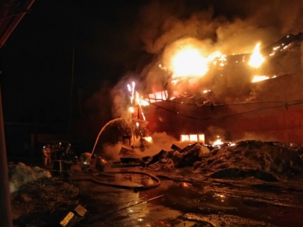 Пожар на аккумуляторном заводе в Тюмени, 28.3.17|Фото: 72.mchs.gov.ru