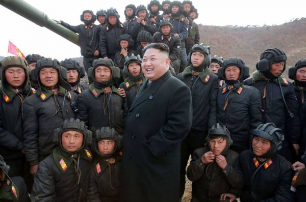 Ким Чен Ын и танкисты Корейской Народной Армии|Фото: www.japantimes.co.jp/