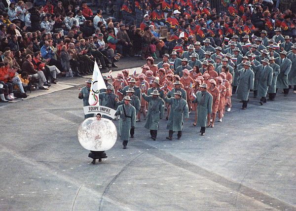 Объединенная команда спортсменов СНГ с олимпийским флагом на зимней Олимпиаде 1992 года в Альбервиле(2017)|Фото: Игорь Уткин/ТАСС