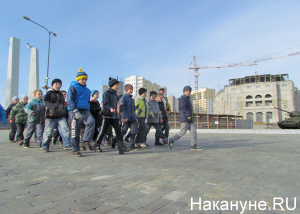 марширование школьников, дети, подготовка к параду Победы, Верхняя Пышма|Фото: Накануне.RU