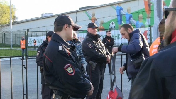 болельщики полицейские стадион досмотр|Фото: УМВД Екатеринбург