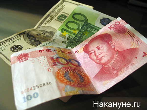 деньги купюра банкнота 100 доллар евро юань(2006)|Фото: Накануне.ru