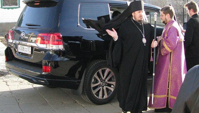 епископ Ливенский и Малоархангельский Нектарий и его внедорожник |Фото: ИА "орловские новости"