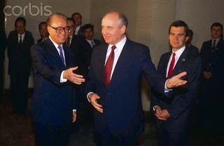 "Китайский Горбачёв" и собственно Горбачёв|Фото: www.standoffattiananmen.com