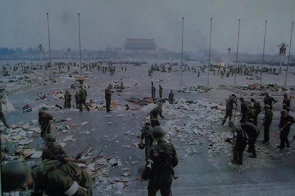 Китайские солдаты на Тяньаньмэнь. Площадь покрыта мусором, но трупов и крови нет|Фото: China Today