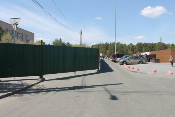 забор у памятника Курчатову, Челябинск|Фото: ОНФ